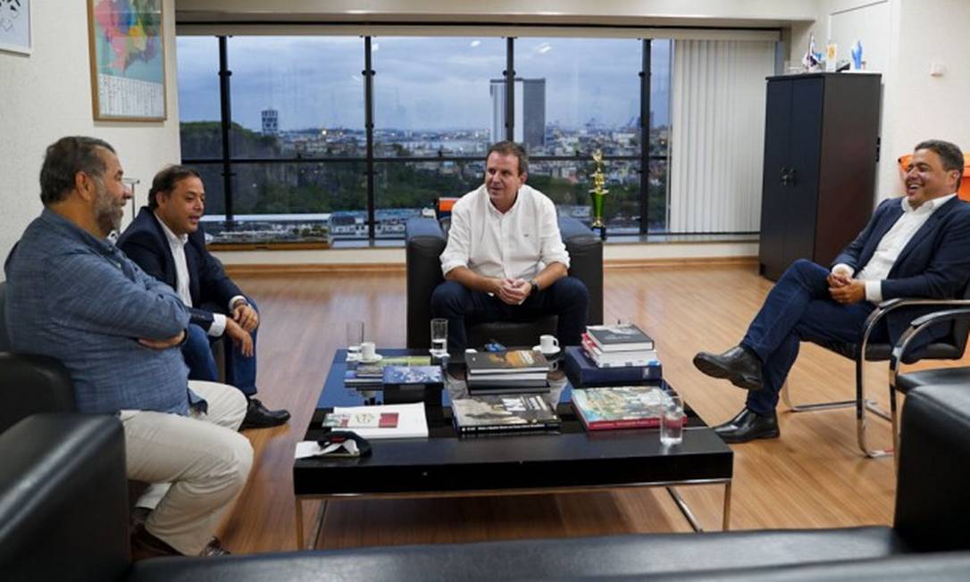 Eduardo Paes Carlos Lupi em reunião que selou a aliança entre Rodrigo Neves e Felipe Santa Cruz Foto: Divulgação / Agência O Globo