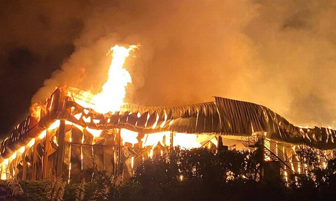 Incêndio de grandes proporções destrói pavilhões de empresa em Vacaria Foto: Leonardo Battocchio / Divulgação / CP