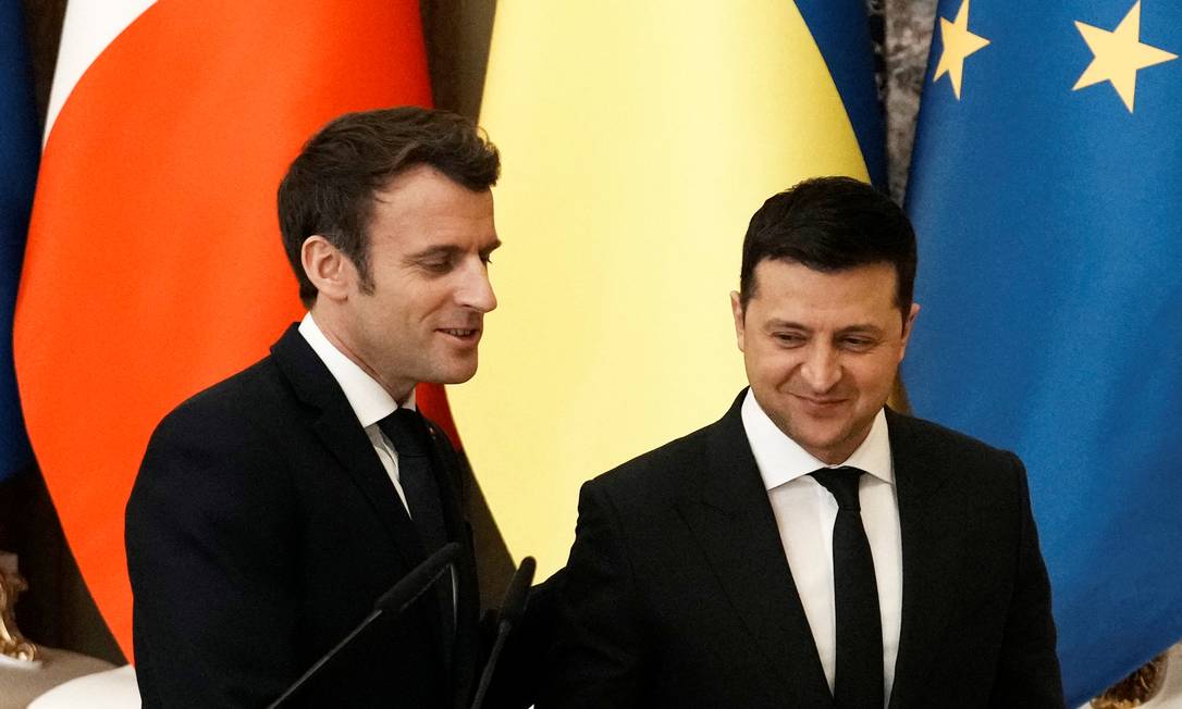 Presidente francês, Emmanuel Macron (E), ao lado do presidente da Ucrânia, Volodymyr Zelensky (D), em reunião em Kiev Foto: POOL / REUTERS