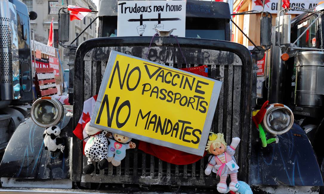 Caminhão próximo ao Parlamento do Canadá durante protesto contra a obrigatoriedade da vacina e medidas restritivas de combate à pandemia Foto: Patrick Doyle / Reuters