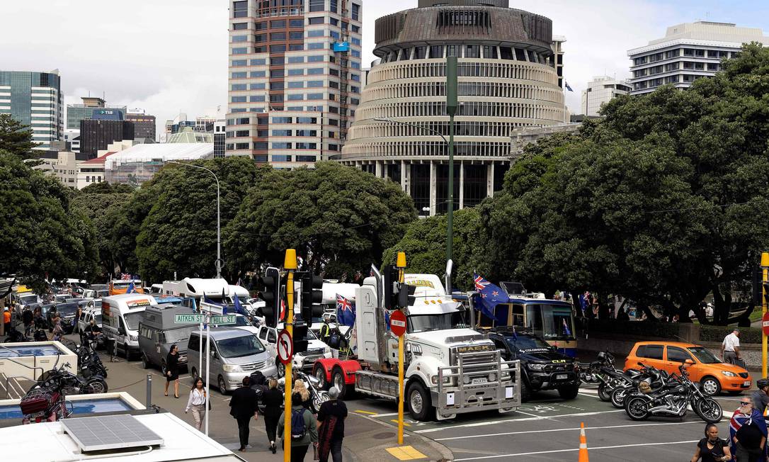 Caminhões e outros veículos parados em ruas no entorno do Parlamento da Nova Zelândia durante protesto contra as medidas sanitárias de combate à Covid Foto: Marty Melvilla / AFP