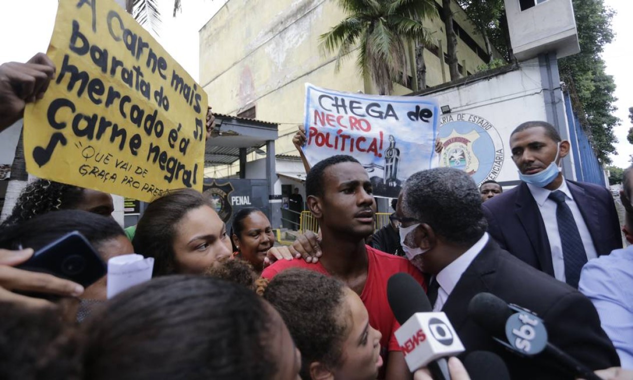 O jovem negro, de 21 anos, foi preso no Jacarezinho, Zona Norte do Rio, depois de ter ido comprar pão na comunidade, ocupada pelo programa Cidade Integrada Foto: Domingos Peixoto / Agência O Globo