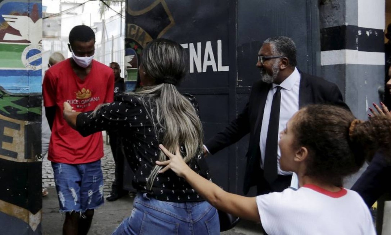 Reencontro: familiares correm para abraçar Yago no momento em que deixa a penitenciária Foto: Domingos Peixoto / Agência O Globo