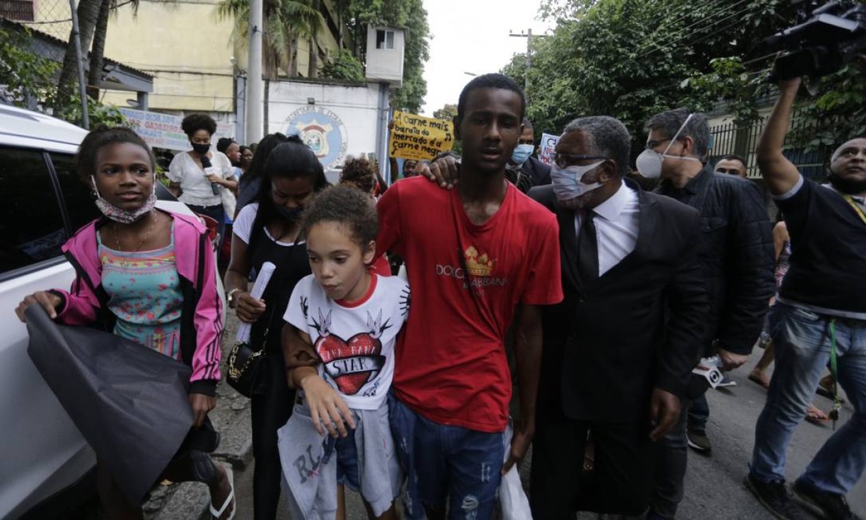 Yago caminha ao lado de amigos, familiares e de seu advogado para comemorar sua liberdade Foto: Domingos Peixoto / Agência O Globo
