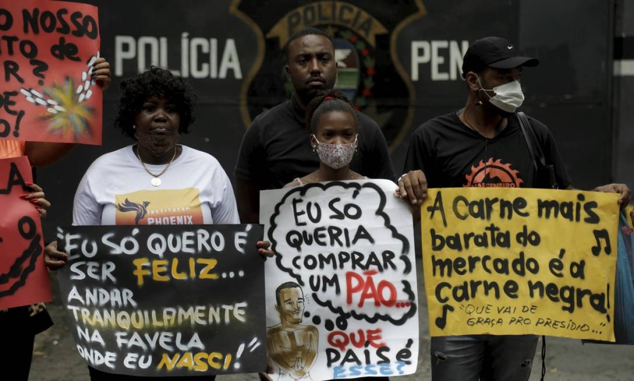 Durante toda manhã, parentes e amigos fizeram vigília na porta da penitenciária pedindo a revogação da detenção do rapaz Foto: Gabriel de Paiva / Agência O Globo