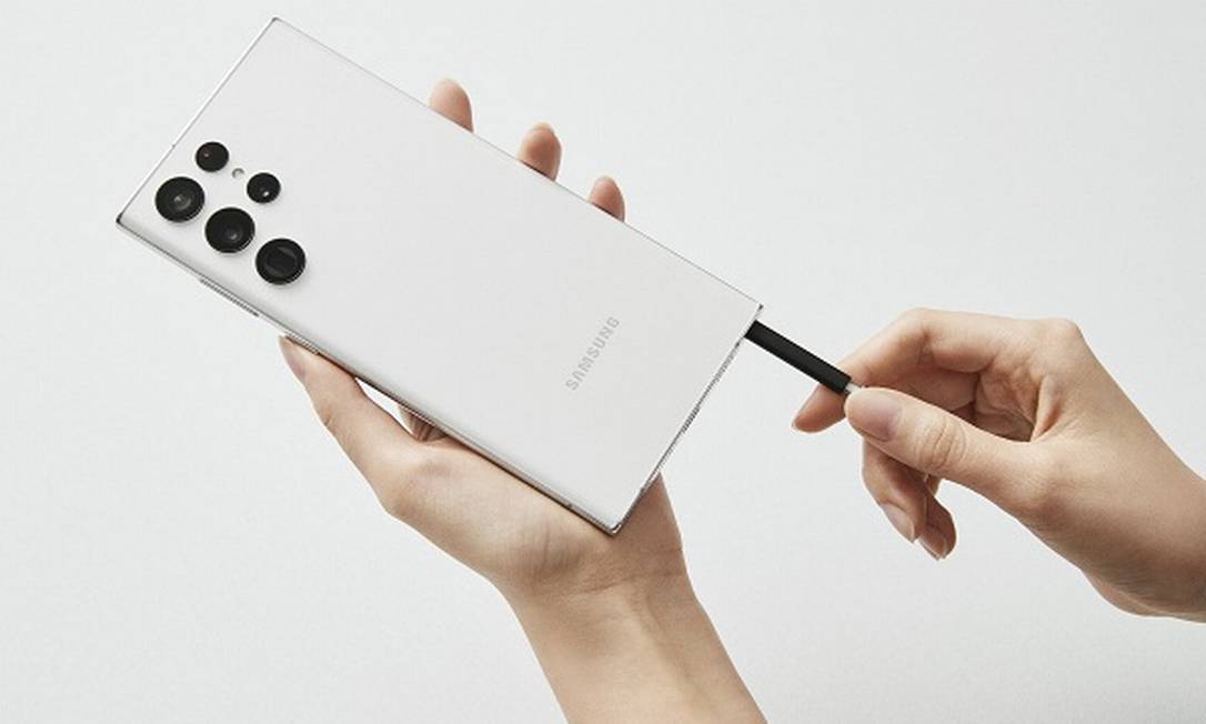 Samsung lança nesta quarta-feira o S22 Ulta com elementos da linha Note, como a caneta S Pen Foto: ID / Divulgação