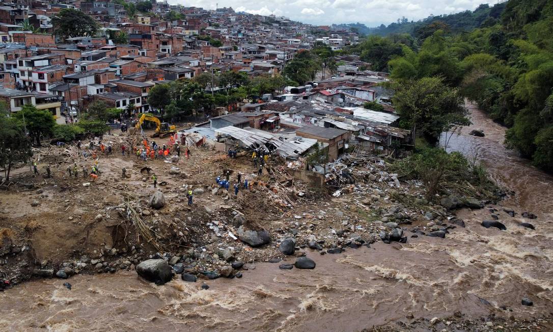 Vista aérea da região do desabamento de terra, em Pereira, no Centro da Colômbia Foto: LUIS ROBAYO / AFP
