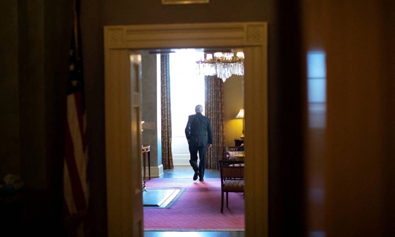 O líder da minoria no Senado, Mitch McConnell, entra em seu escritório no Capitólio, em Washington, EUA Foto: TOM BRENNER / REUTERS