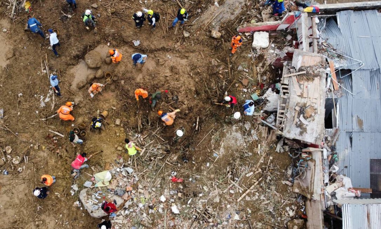 Imagem aérea mostra equipes de resgate removendo destroços durante busca poir vítimas após um deslizamento de terra causado por fortes chuvas em Pereira, departamento de Risaralda, Colômbia Foto: LUIS ROBAYO / AFP