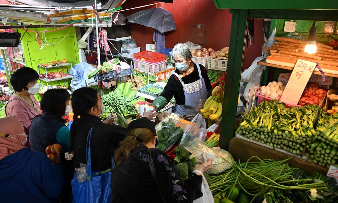 Pessoas em Hong Kong compram vegetais para estocá-los após vários estabelecimentos ficarem sem alguns alimentos em meio a um recorde de casos de Covid e mais medidas restritivas Foto: Peter Parks / AFP