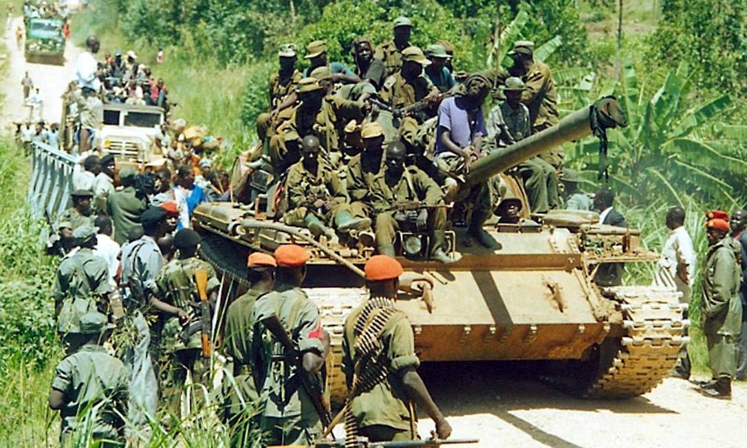 Memória: últimas tropas de Uganda deixam a região de Ituri, em 2003, após guerra que devastou Congo Foto: PETER BUSOMOKE / AFP/19-05-2003