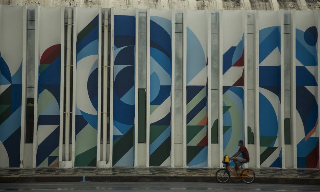 Fachada da Biblioteca Parque, no Centro, está sendo revitalizada pelo Rua Walls Foto: Guito Moreto / Agência O Globo