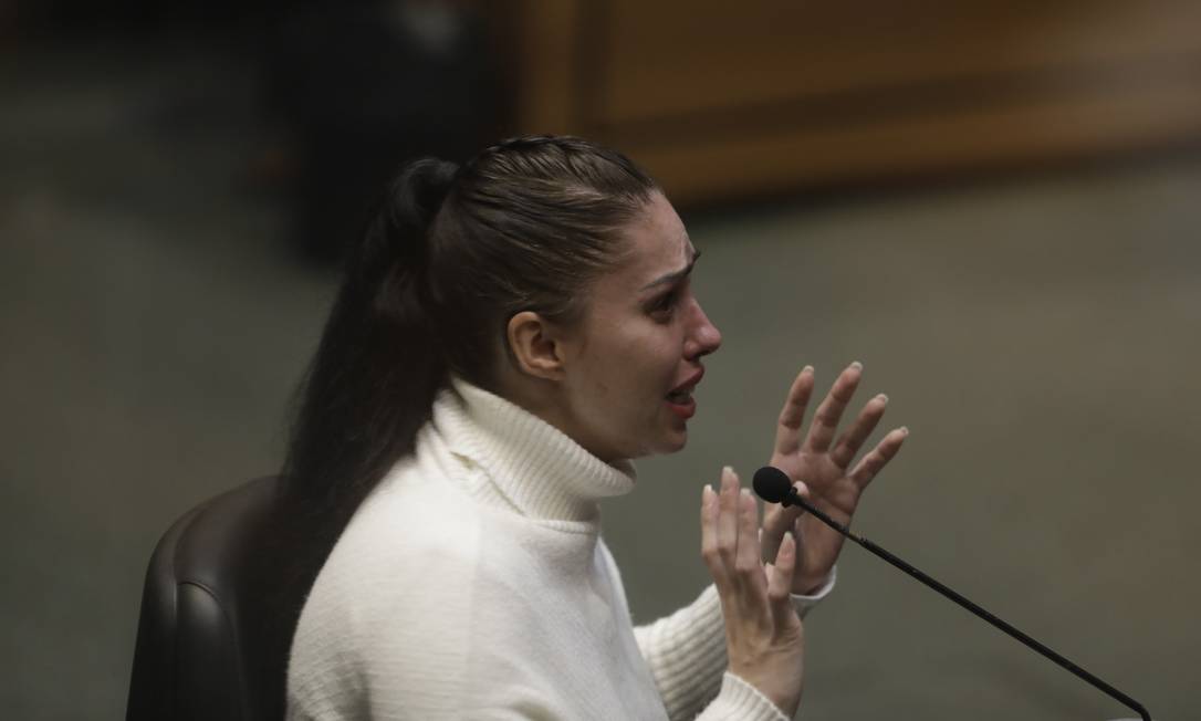 Mais de oito horas. Monique Medeiros, mãe de Henry, chora em seu longo depoimento no II Tribunal do Júri Foto: Gabriel de Paiva / Agência O Globo