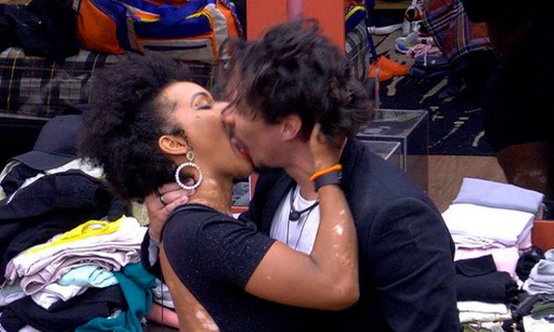 O beijo de Natália e Eliezer Foto: TV GLOBO