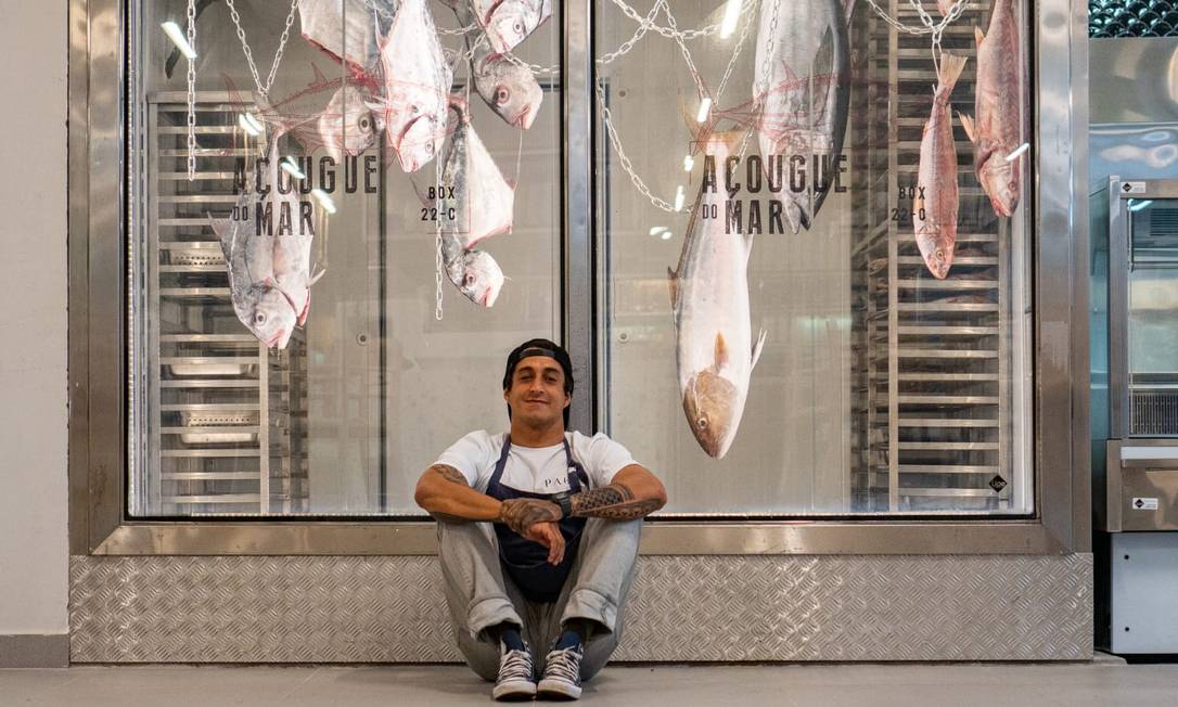  Vencedor do "Mestre do sabor", chef Dário Costa posa em frente a sua loja, em que os peixes não ficam em contato com o gelo Foto: Divulgação/Davi Realle