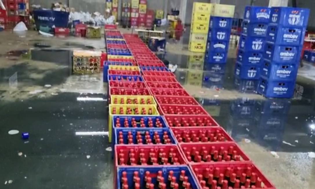 Na fábrica, polícia encontrou dezenas de caixas de cerveja falsificada Foto: Reprodução