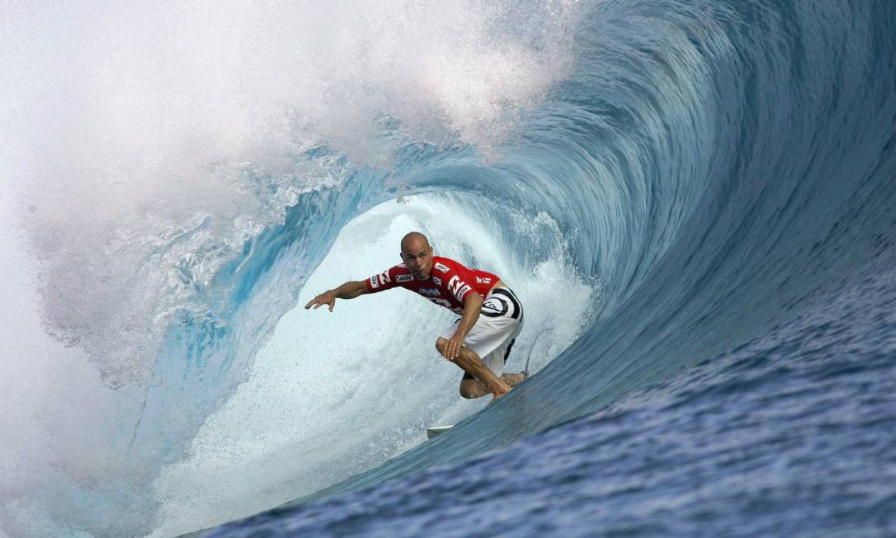 O campeão mundial de surf da ASP, Kelly Slater, dos EUA, surfa uma onda durante o torneio de surf Billabong Pro, no lendário recife em Teahupoo, Tahiti, em 2008. Foto: JOSEBA ETXABURU / Reuters