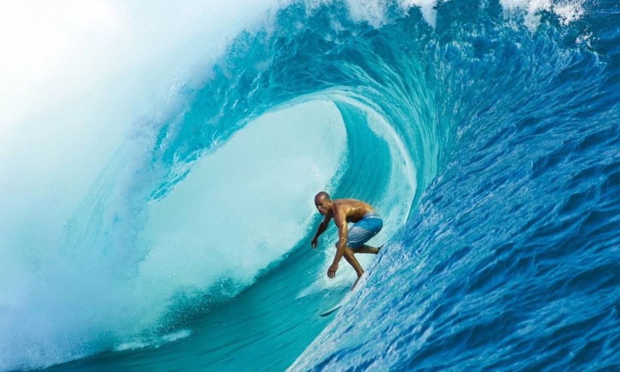 Cena do documentário "The ultimate wave Tahiti", com o surfista Kelly Slater Foto: Divulgação