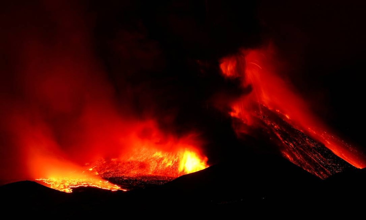 Atividade da cratera sudeste passou de estromboliana para fonte de lava, emitindo uma uma nuvem de cinzas a cerca de 10 quilômetros de altura Foto: ANTONIO PARRINELLO / REUTERS