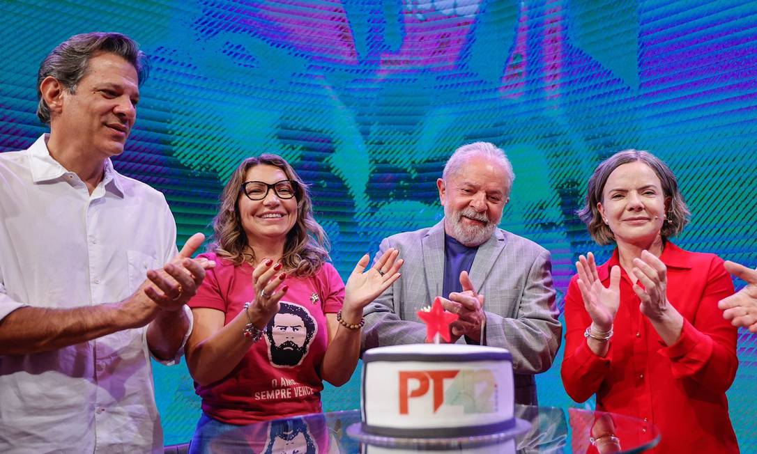 O ex-presidente Lula ao lado da sua mulher, Janja, do ex-prefeito Fernando Haddad e da presidente do partido, Gleisi Hoffmann, na festa de aniversário do PT Foto: Ricardo Stuckert/Divulgação
