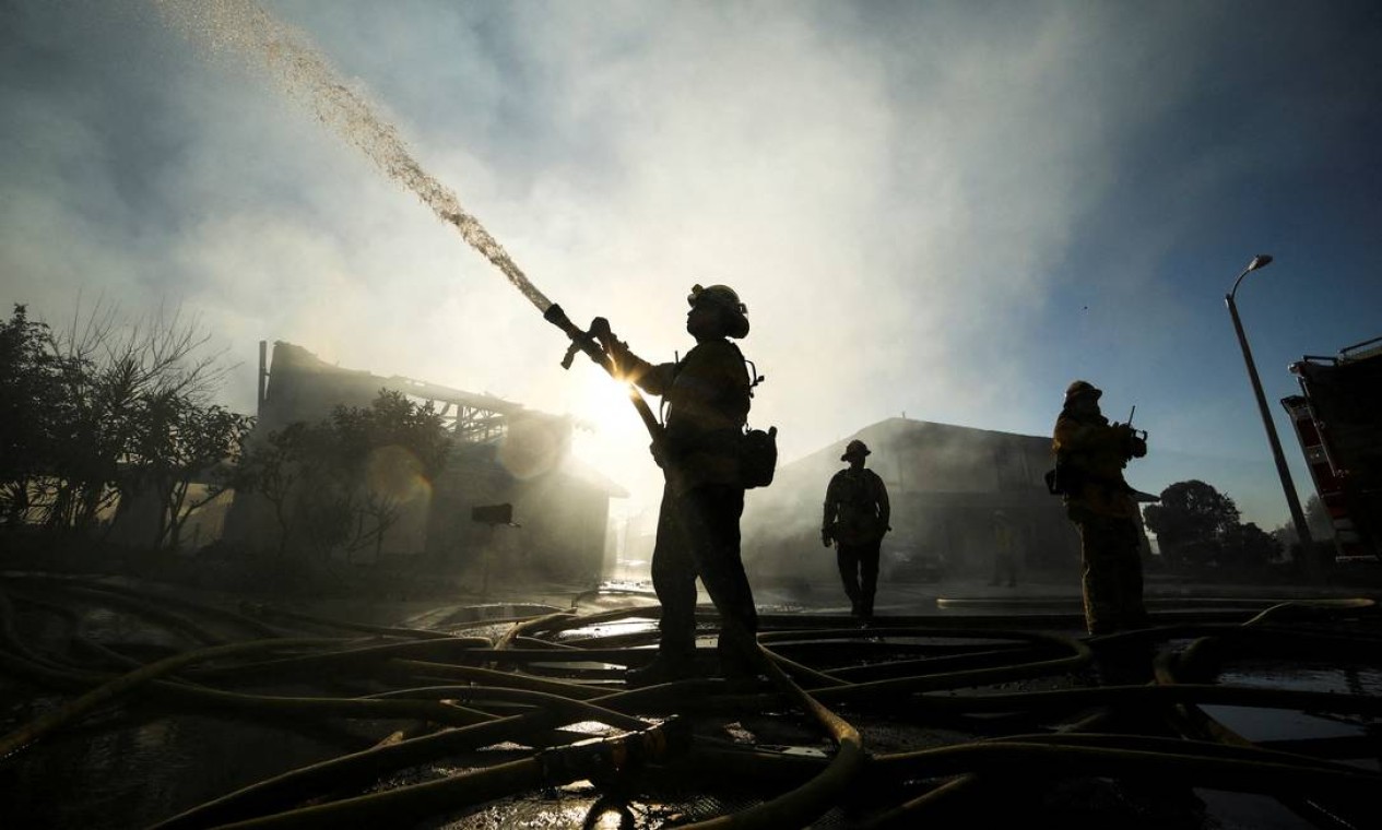 Bombeiros respondem ao incêndio Sycamore que destruiu várias casas em Whittier, Califórnia Foto: DAVID SWANSON / REUTERS