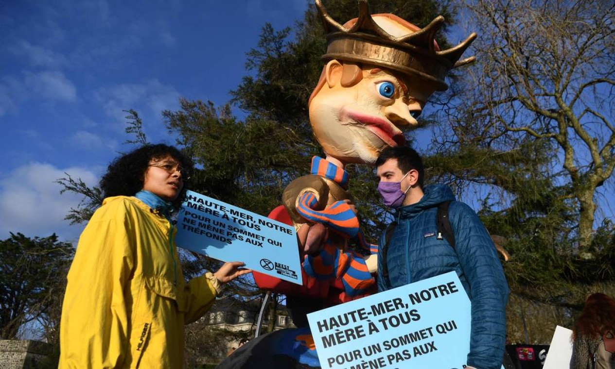 Manifestantes protestam durante a Cúpula do Oceano em Brest, oeste da França Foto: FRED TANNEAU / AFP