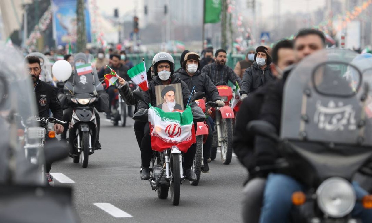 Motociata celebra o 43º aniversário da Revolução Islâmica em Teerã, no Irã Foto: WANA NEWS AGENCY / via REUTERS