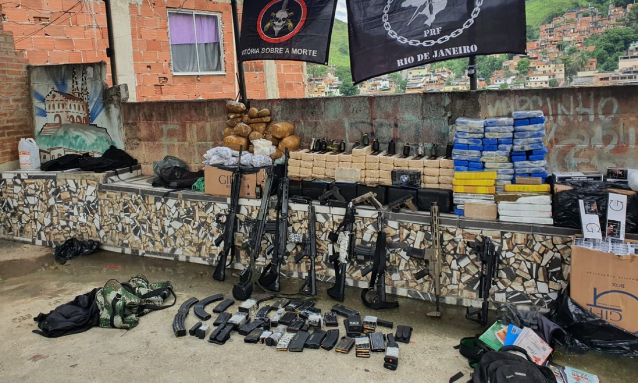Drogas e armas foram apreendidas durante a operação na Vila Cruzeiro Foto: Divulgação / PRF
