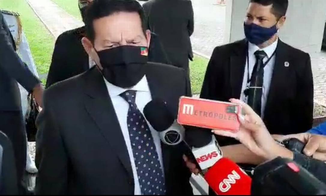Mourão afirma que deve se candidatar ao Senado pelo RS e usa máscara com bandeira do estado gaúcho Foto: Reprodução