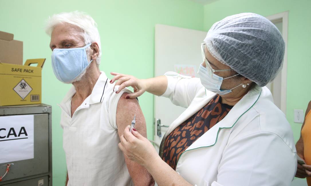 
Profissional de saúde aplica a terceira dose da vacina contra a Covid-19 em idoso
Foto:
Divulgação
/
Prefeitura de Niterói
