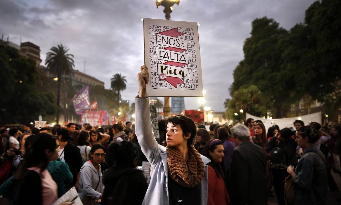 Participantes do movimento "Ni una menos" protestam na Praça de Maio, em Buenos Aires, em 2017 Foto: Santiago Filipuzzi / Santiago Filipuzzi/11-04-2017
