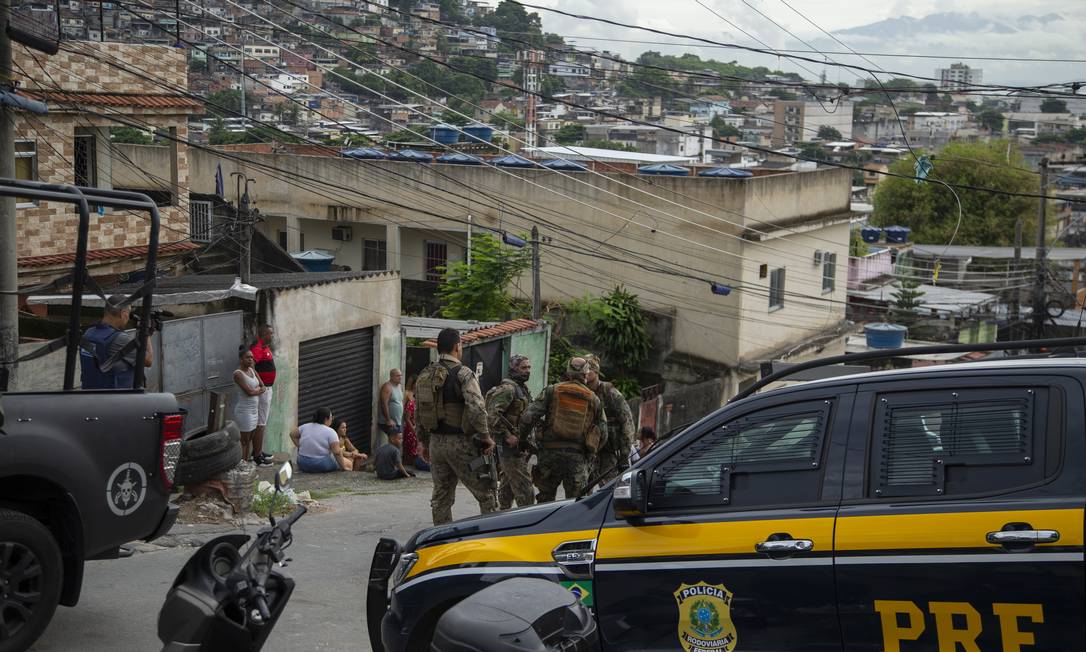 Blindados da Polícia Rodoviária Federal foram usados em operação na Vila Cruzeiro’ Foto: Marcia Foletto / Agência O Globo