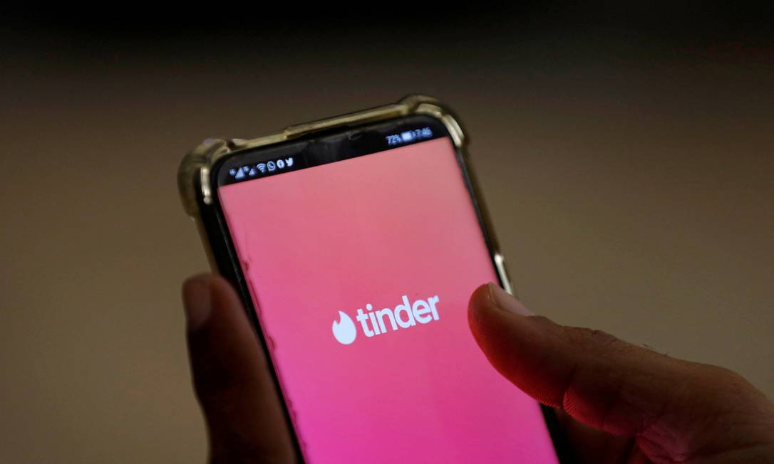 Celular com o aplicativo Tinder Foto: Akhtar Soomro / REUTERS