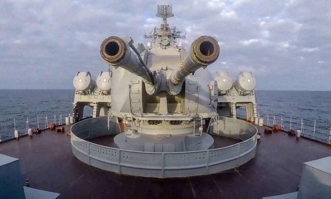 A torre de armas de um navio russo durante os exercícios navais do Mar Negro Foto: HANDOUT / AFP