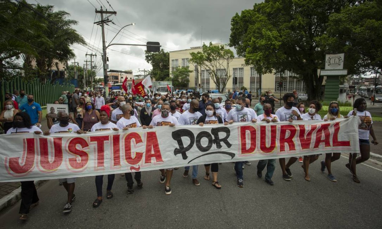 Centenas de pessoas se reuniram na manhã deste sábado em São Gonçalo para exigir justiça por Durval, homem negro que foi assassinado a tiros pelo vizinho, um homem branco e sargento da Marinha Foto: Marcia Foletto / Agência O Globo