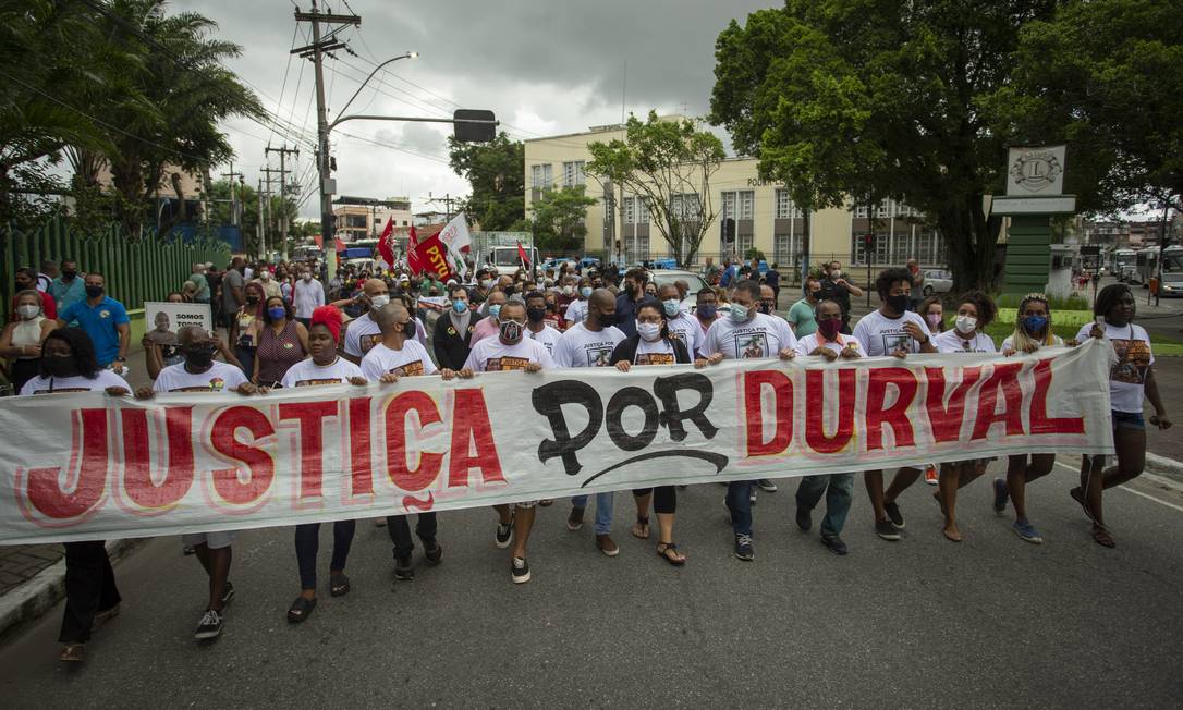 Manifestaçao no centro de São Gonçalo pedindo justiça pela morte de Durval Teófilo Foto: Marcia Foletto / Agência O Globo