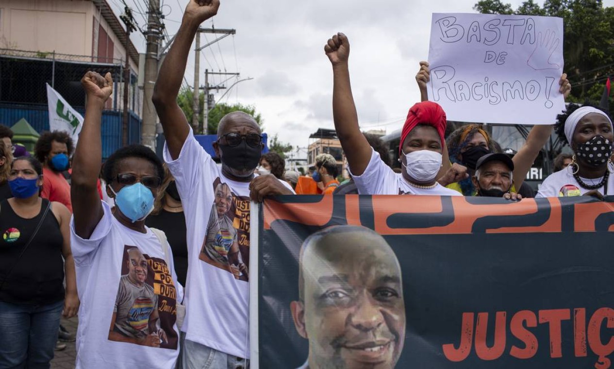 Manifestaçao no centro de São Gonçalo pedindo justiça pela morte de Durval Teófilo Foto: Marcia Foletto / Agência O Globo