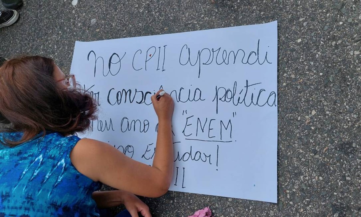 Manisfestante fizeram cartazes em protesto de alunos e pais do Colégio Pedro II Foto: Giovanni Mourão