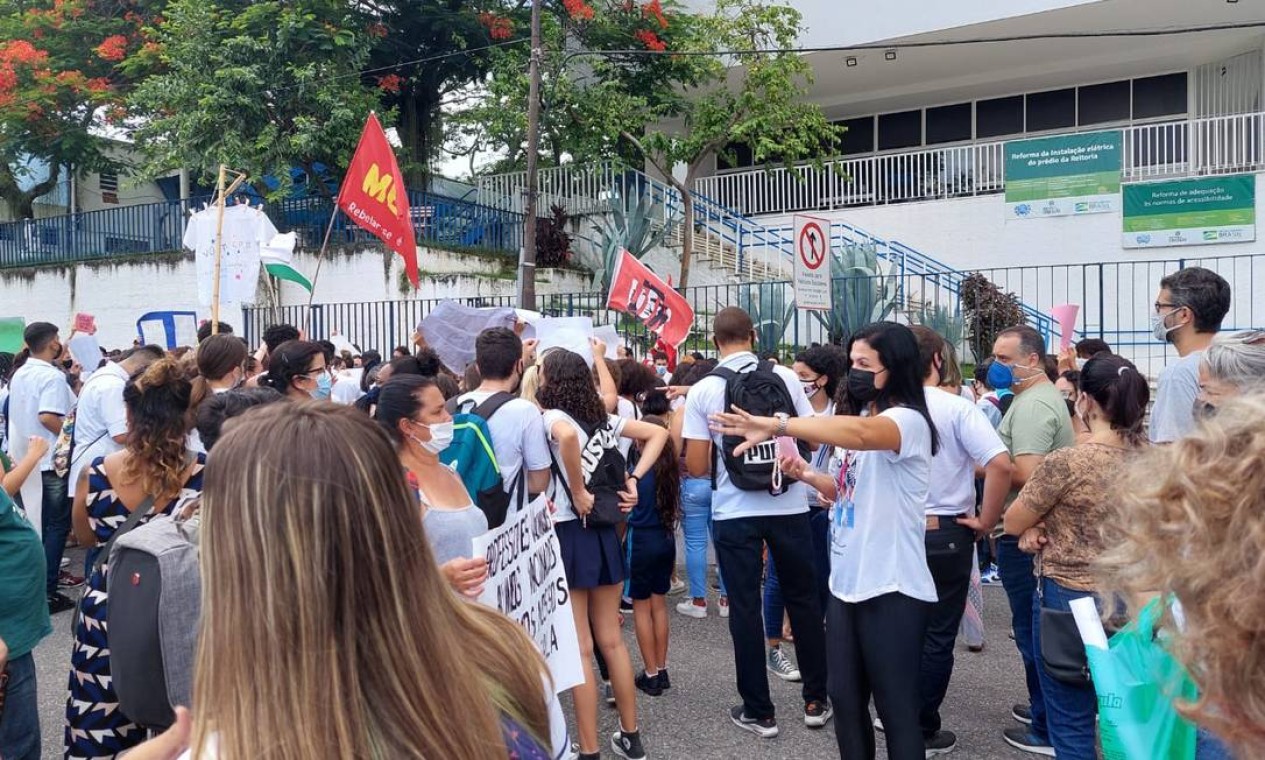 Protesto de pais e alunos do Colégio Pedro II Foto: Giovanni Mourão