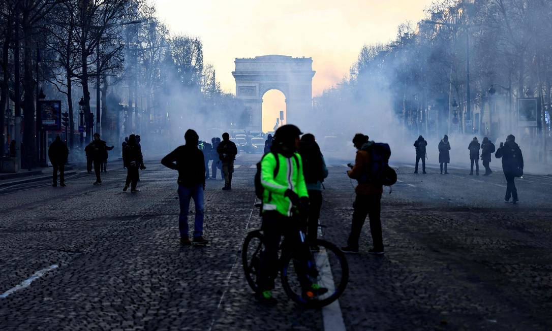 Manifestantes antivax são dispersados com gás lacrimogênio pela policia em Paris Foto: SAMEER AL-DOUMY / AFP