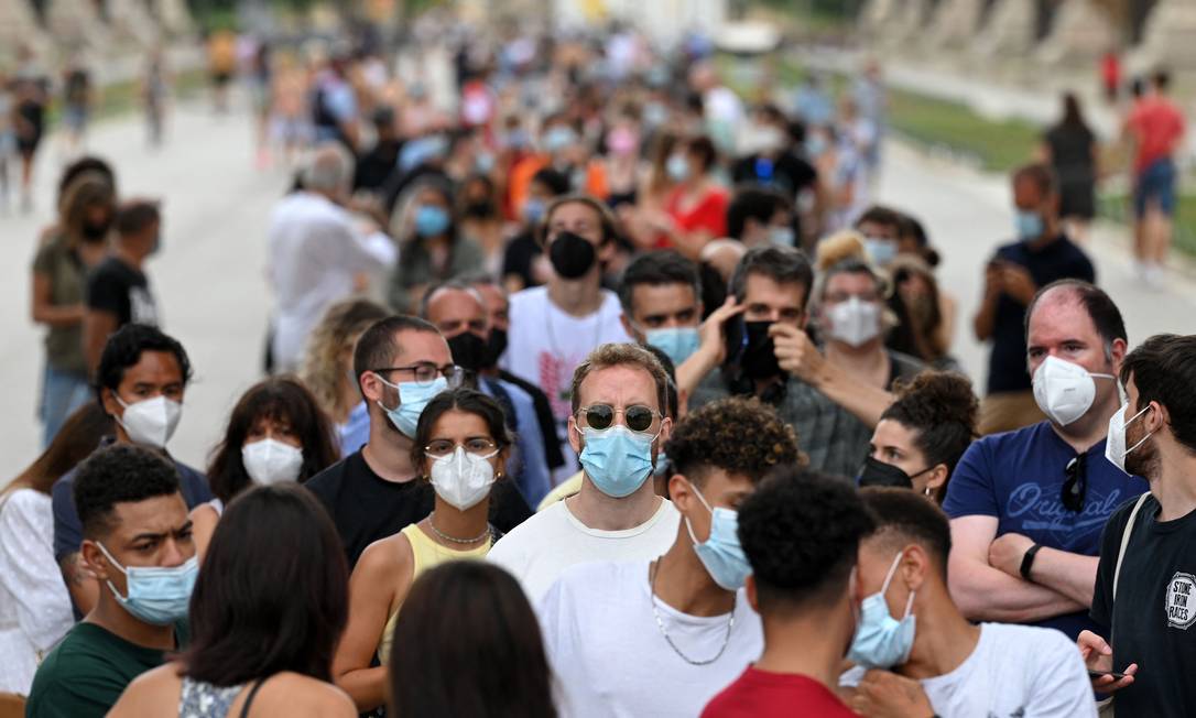 Máscaras são grandes aliadas para evitar a transmissão do vírus Foto: LLUIS GENE / AFP