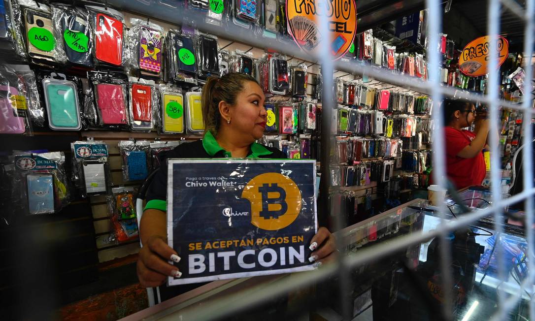 Loja em El Salvador: no mundo, 15 mil negócios aceitam Bitcoin Foto: MARVIN RECINOS / AFP