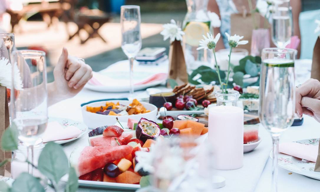 Uma mesa bonita, com amigos, saboreando a comida, pausando o garfo no prato são hábitos positivos para uma alimentação melhor Foto: Unsplash