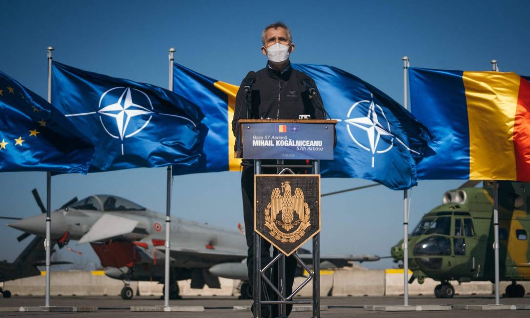 O secretário-geral da Otan, Jens Stoltenberg, durante uma visita à Base Militar Mihail Kogalniceanu, na Romênia. No pronunciamento, em 11 de fevereiro, ele alertou sobre o "risco real de um novo conflito armado na Europa" Foto: ANDREI PUNGOVSCHI / AFP