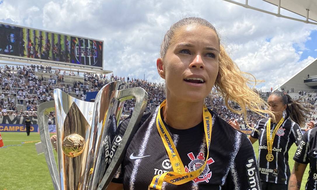 Tamires, jogadora do Corinthians, com a taça da SuperCopa Foto: Helena Salgueiro / Ag. Corinthians