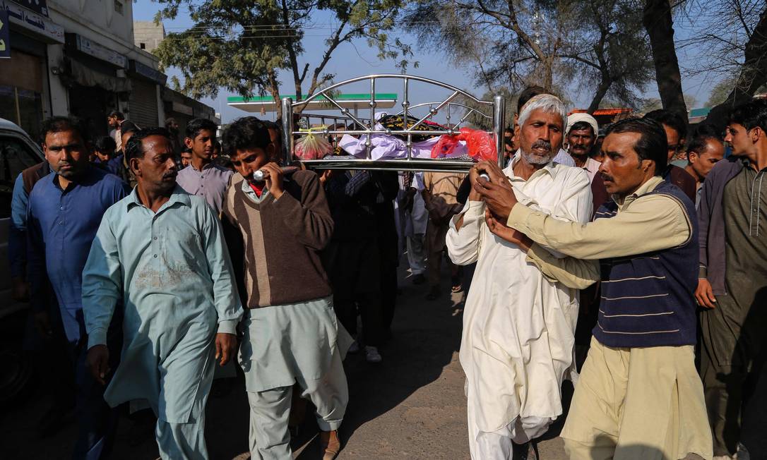 Homem que foi linchado por multidão é enterrado no Paquistão Foto: SHAHID SAEED MIRZA / AFP
