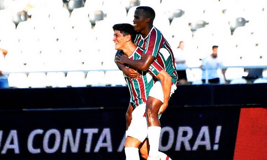Germán Cano carrega John Arias na comemoração do gol do Fluminense Foto: Mailson Santana/Fluminense