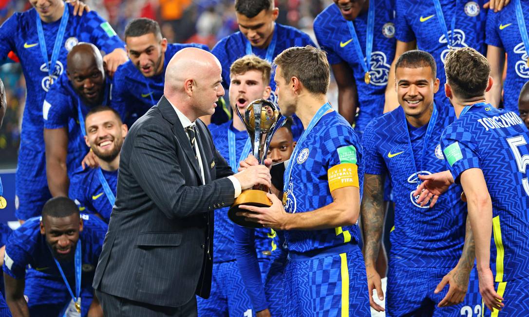 Infantino entrega a taça ao capitão do Chelsea, Azpilicueta. Edição do 2021 do Mundial deve ser a última no atual formato Foto: GIUSEPPE CACACE / AFP