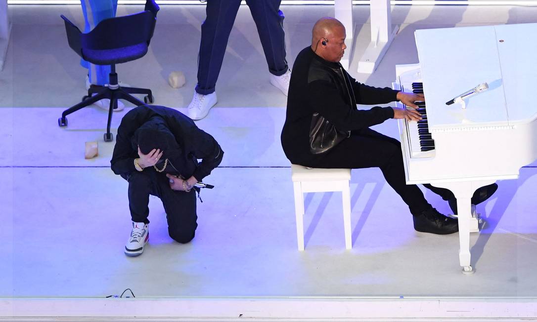 In consented protest, Eminem kneels during the Super Bowl presentation that brought together rap legends - Jornal O Globo