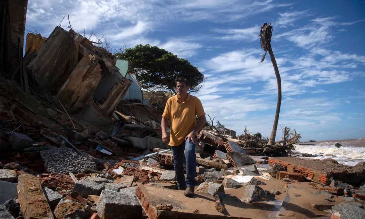 O empresário João Waked Peixoto, 49 anos, caminha perto de uma casa que caiu ao lado da sua: "As lembranças da minha família inteira, meus pais, irmãs, sobrinhos, primos, netos. A família toda vinha pra cá" Foto: MAURO PIMENTEL / AFP